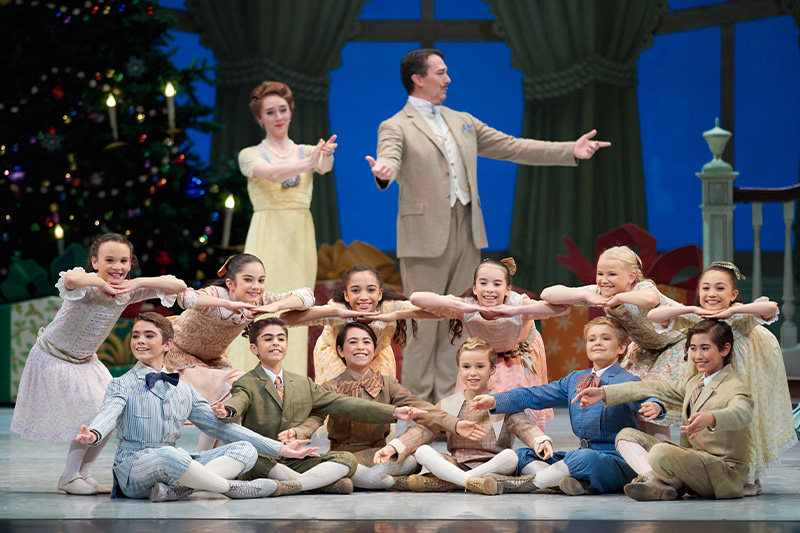 San Francisco Ballet in Tomasson's Nutcracker. (© Erik Tomasson)