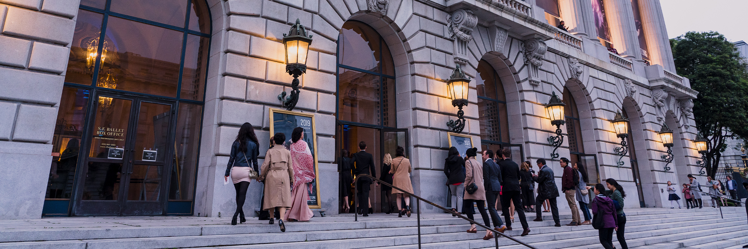 Patrons attending a performance of the San Francisco Ballet. (© Brandon Patoc)