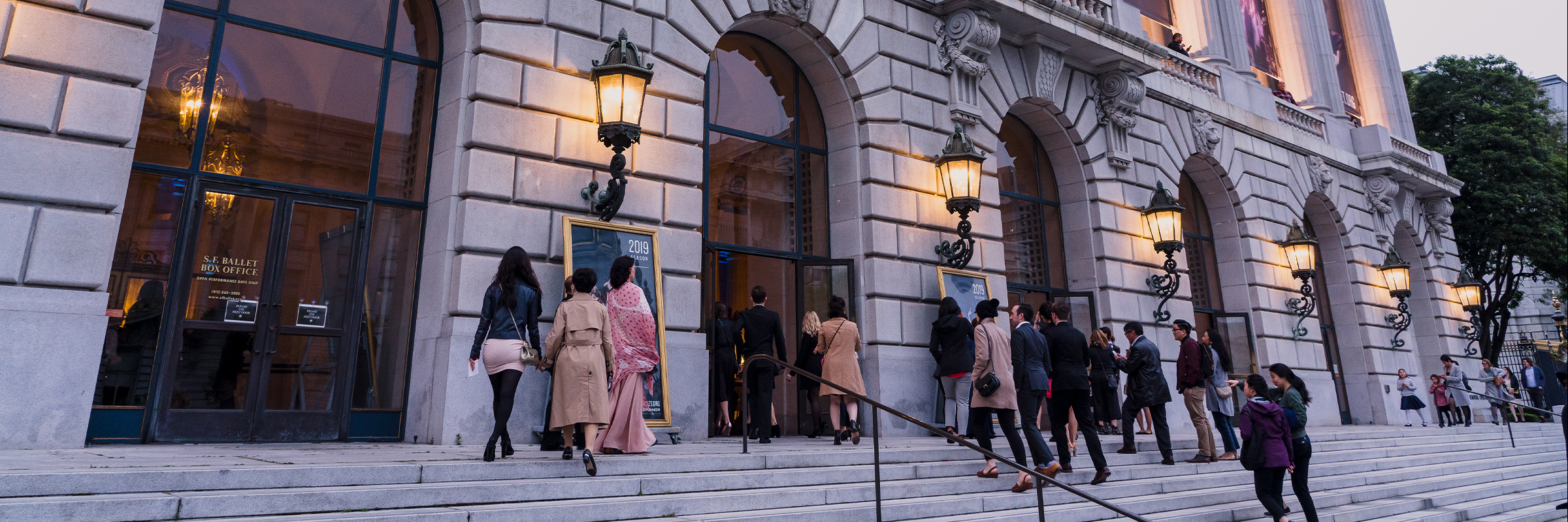 Patrons attending a performance of the San Francisco Ballet \\ © Brandon Patoc