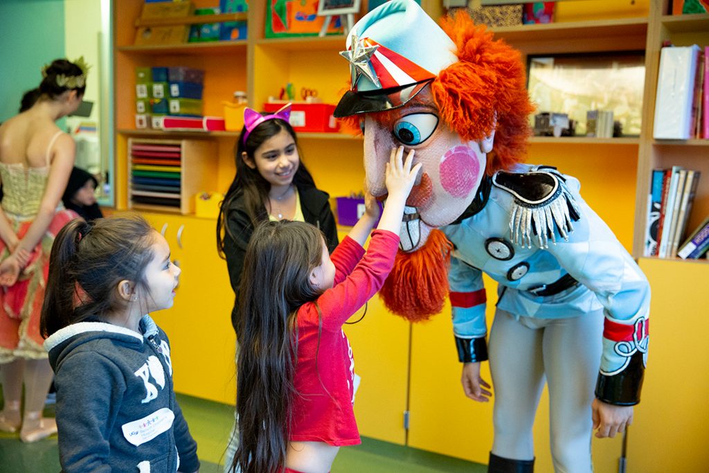 San Francisco Ballet company members visit patients at the UCSF Benioff Children's Hospital San Francisco. (© Jessica Bernstein-Wax/UCSF Benioff Childrens Hospitals)