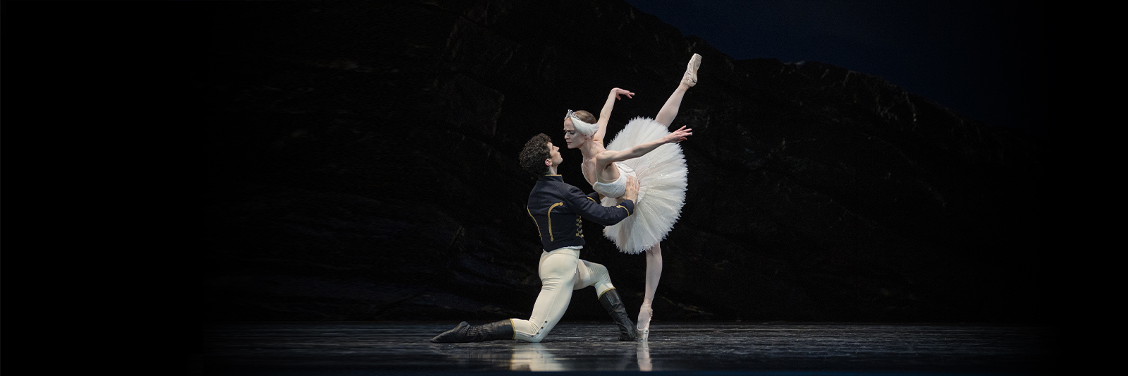 Sasha De Sola and Max Cauthorn in Tomasson's Swan Lake // © Erik Tomasson