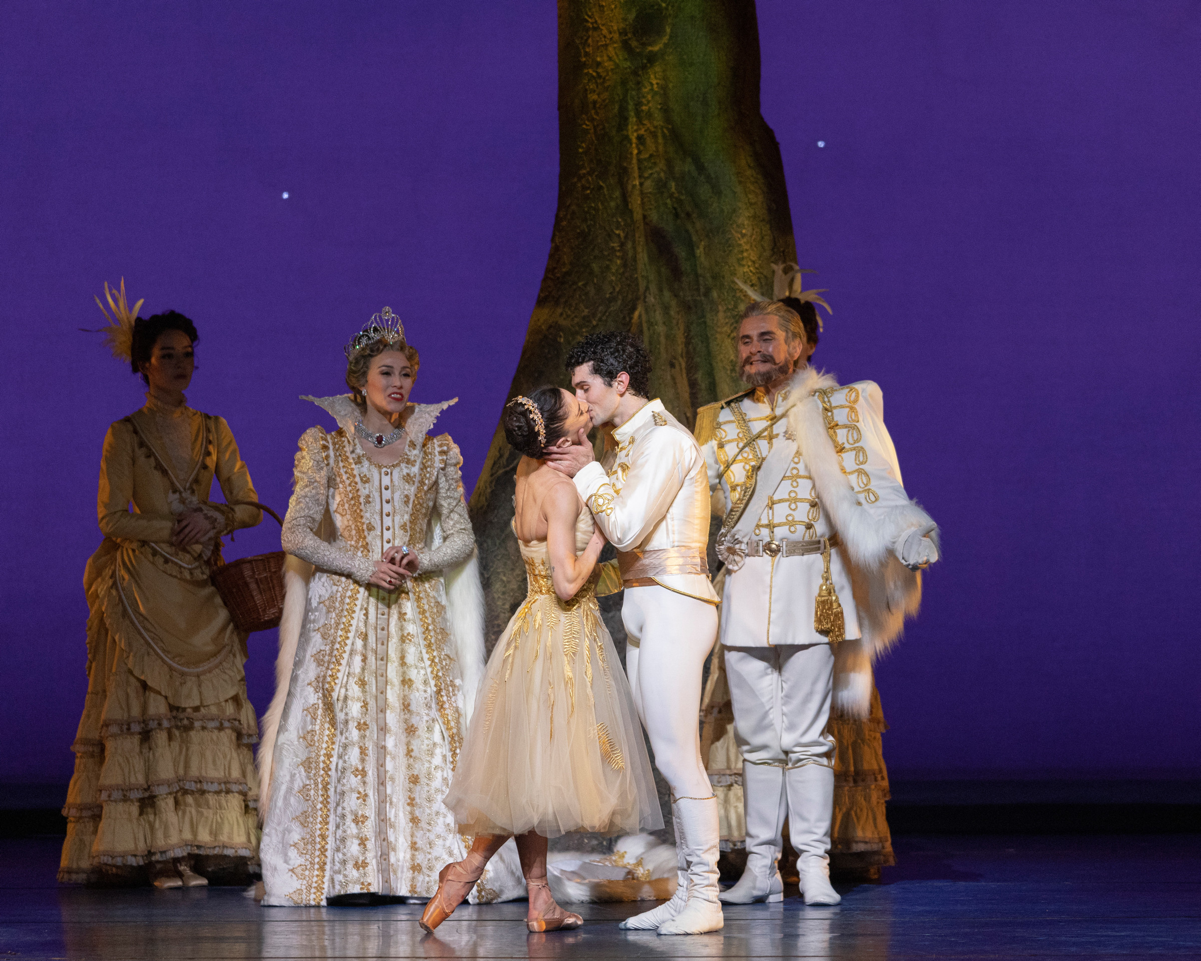 Dores André and Max Cauthorn in Wheeldon's Cinderella© // © Chris Hardy