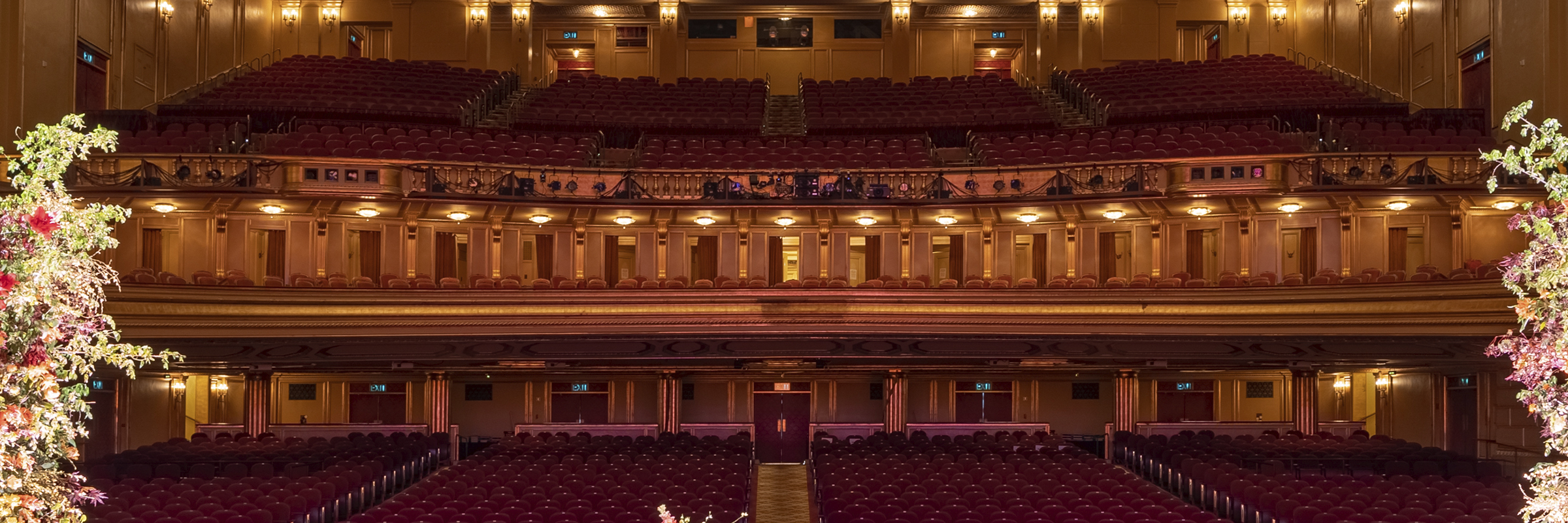 Dinner on stage // © Alex Akamine for Nikki Ritcher Photography