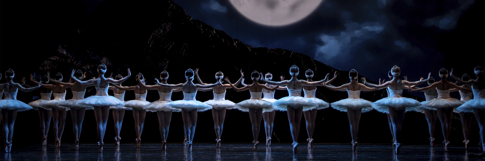 San Francisco Ballet in Tomasson's Swan Lake // © Lindsay Thomas