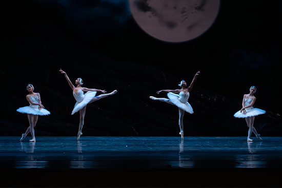 San Francisco Ballet in Tomasson's Swan Lake // © Jesús Vallinas