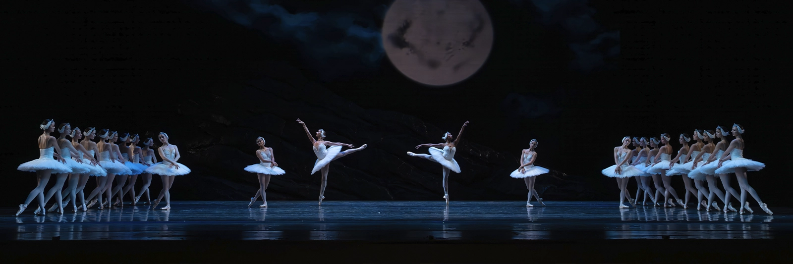 San Francisco Ballet in Tomasson's Swan Lake // © Jesús Vallinas