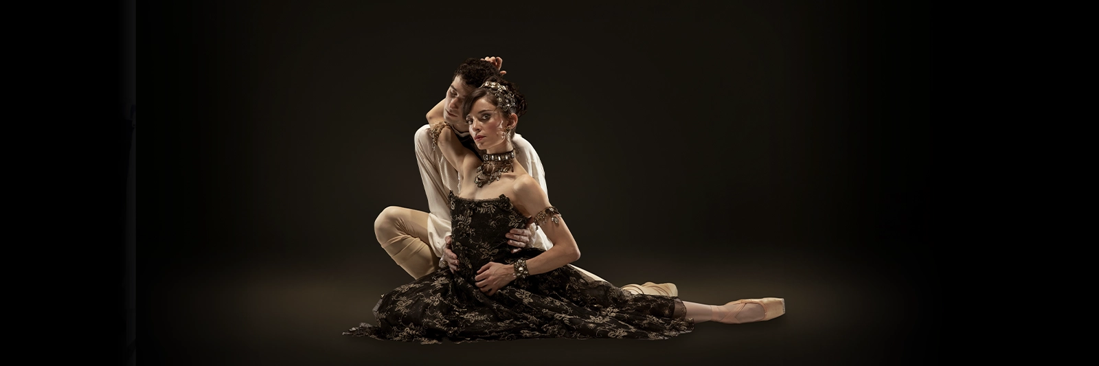 Dorés Andre as Manon and Max Cauthorn as Des Grieux in MacMillan's Manon // © RJ Muna for San Francisco Ballet