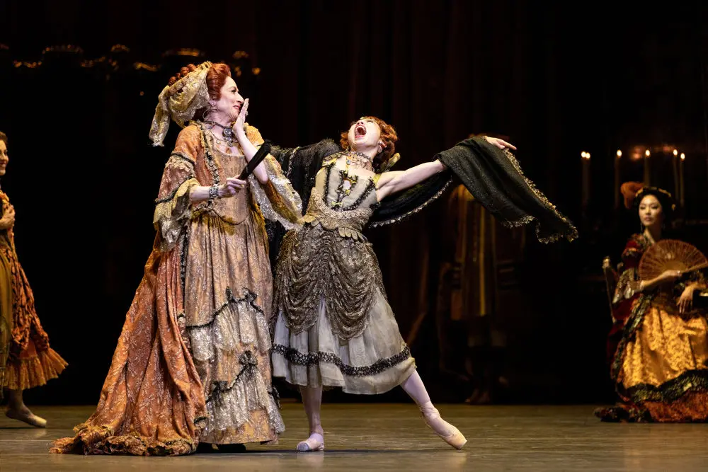 Joanna Berman and Frances Chung in MacMillan's Manon // © Lindsay Thomas